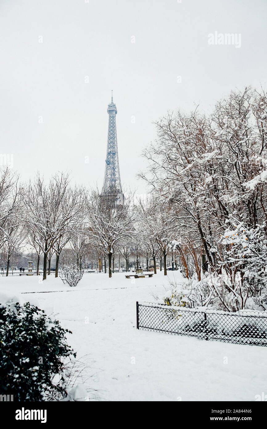 Eiffelturm unter Schnee, Paris, Frankreich Stockfoto