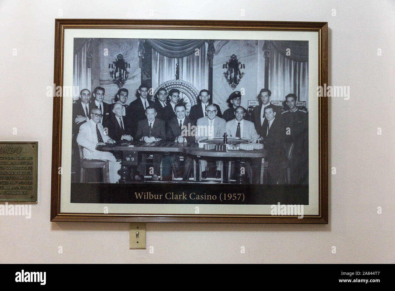 An der Wand des Hotels Nacional de Cuba in Havanna, Kuba, hängt ein Foto des Mafia-Mob-Gipfels. Im Dezember 1946 wurde in den 1930er Jahren das Hotel Nacional de Cuba errichtet Stockfoto
