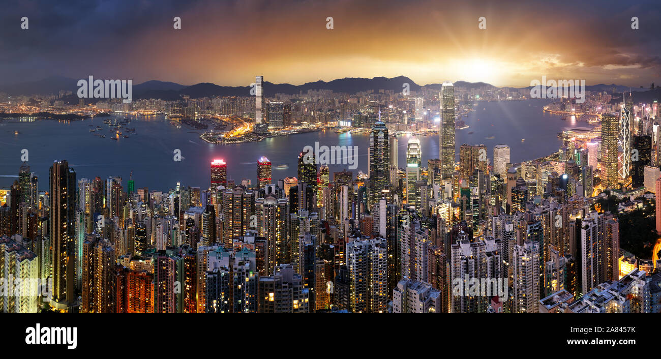 Hong Kong Skyline panorama dramatischer Sonnenuntergang, China - Asien Stockfoto