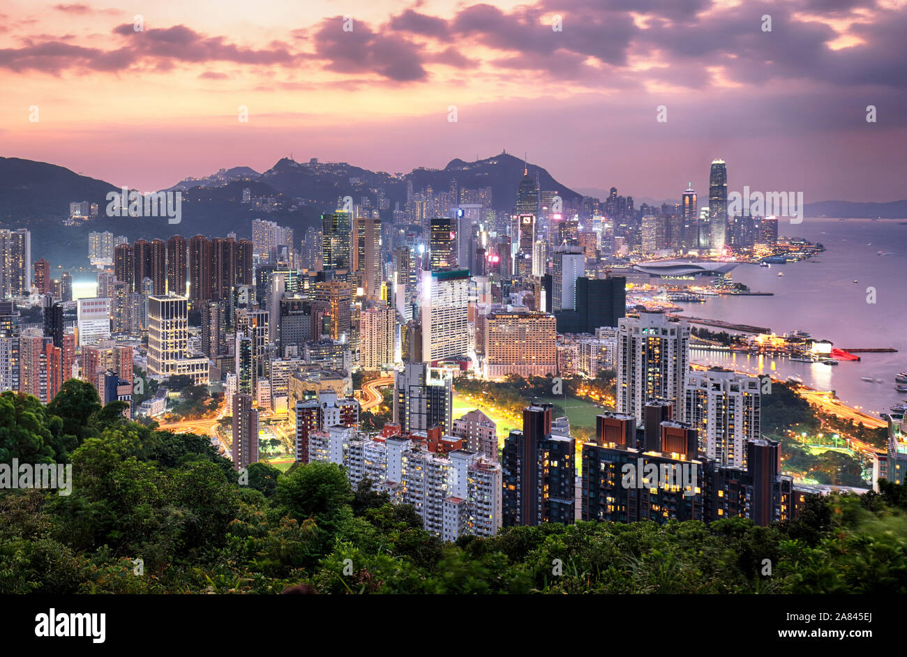 Skyline von Hongkong bei Sonnenuntergang von Braemar Hill Peak Stockfoto