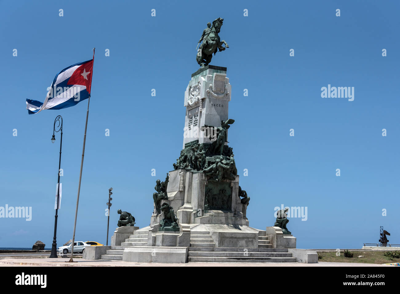 Ein Reiterdenkmal von General Antonio Maceo (Monumento al General Antonio Maceo) neben dem Malecon (El Malecon) an der Küste in Havanna, Kuba. Stockfoto