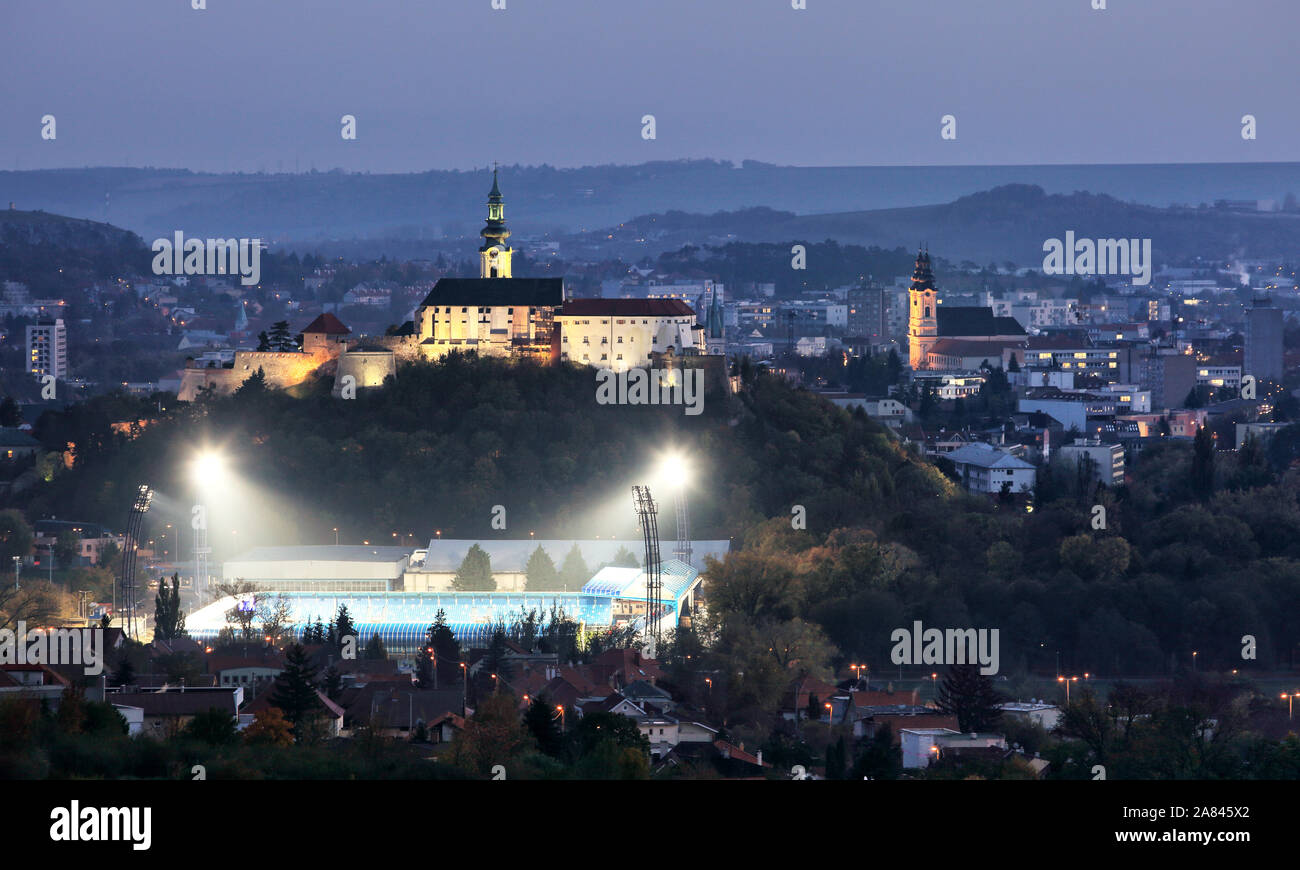 Nitra Skyline bei Nacht mit Schloss, Kirche und Fußball Stadion. Stockfoto