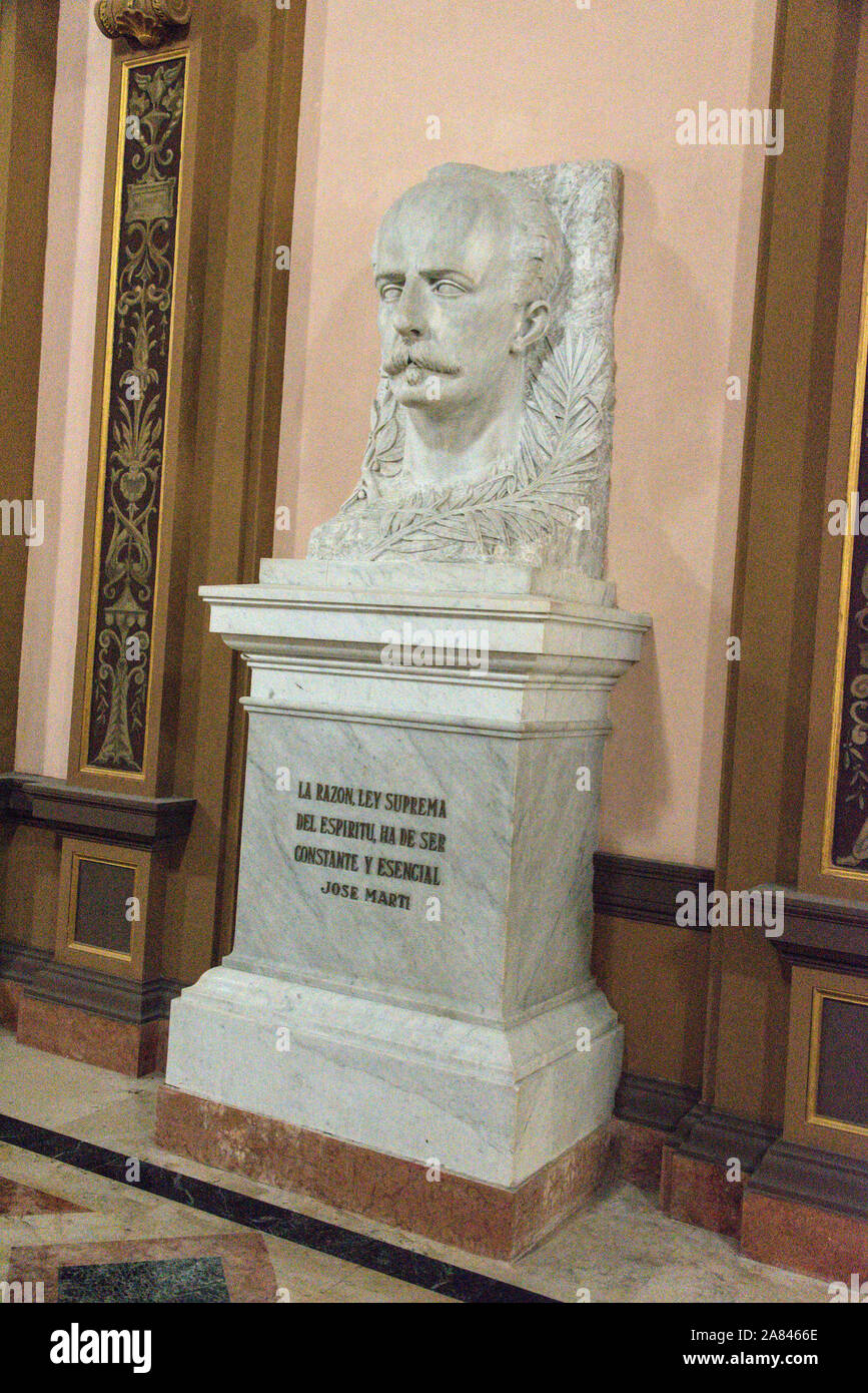 Eine Büste von José Julián Martí Pérez, Kubas Nationalheld (1853-1895) in der Nähe des Haupteingangs zu El Capitolio – Nationalversammlung der Volksmacht (Nati Stockfoto