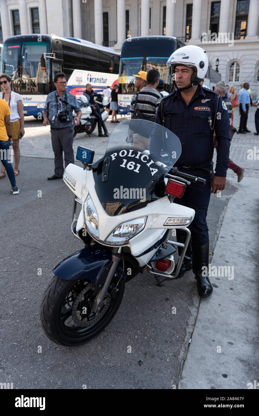 Ein Polizei Motorradfahrer der Policia Nacional Revolucionara in Havanna, Kuba Stockfoto