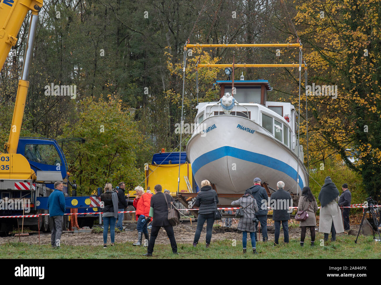 06. November 2019, Bayern, Bernried: Das Museum Schiff 'MS Phantasie" auf dem Gelände des Buchheim Museum ist auf einem Betonsockel in den Boden mit einem schweren versenkt hob Schwerlastkran. Die 'MS Phantasie', 20 Meter lang, vier Meter breit und wiegt 34 Tonnen, hatten Besucher seit vielen Jahren auf dem Wasserweg zum "Museum der Phantasie" des verstorbenen Künstlers und Filmemachers Lothar-Günther Buchheim und wird in Zukunft als eine Malschule für Kinder. Foto: Peter Kneffel/dpa Stockfoto