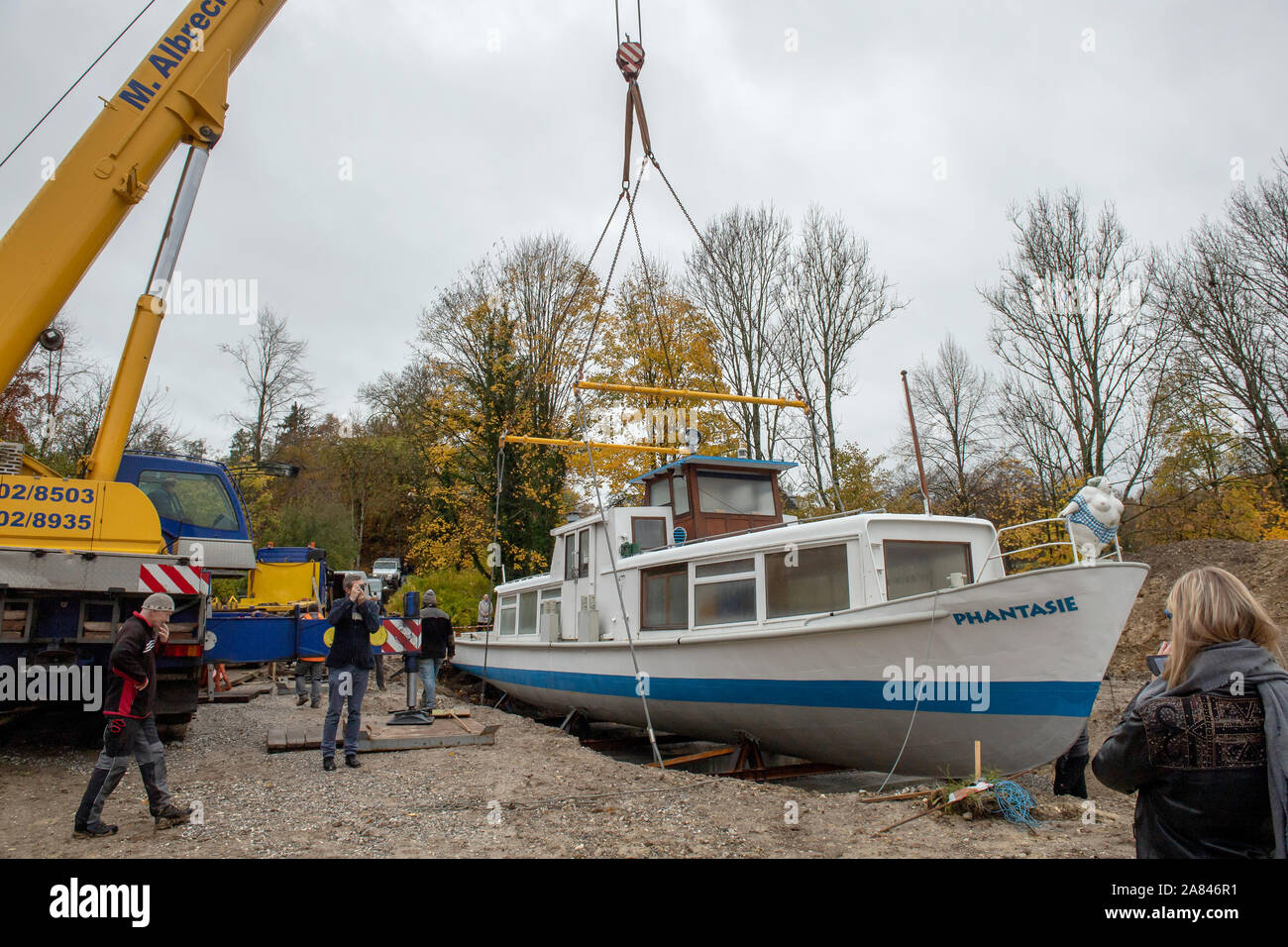 06. November 2019, Bayern, Bernried: Das Museum Schiff 'MS Phantasie" auf dem Gelände des Buchheim Museum ist auf einem Betonsockel in den Boden mit einem schweren versenkt hob Schwerlastkran. Die 'MS Phantasie', 20 Meter lang, vier Meter breit und wiegt 34 Tonnen, hatten Besucher seit vielen Jahren auf dem Wasserweg zum "Museum der Phantasie" des verstorbenen Künstlers und Filmemachers Lothar-Günther Buchheim und wird in Zukunft als eine Malschule für Kinder. Foto: Peter Kneffel/dpa Stockfoto