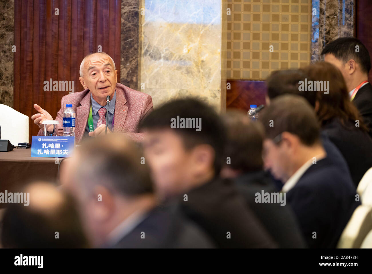 (191106) - SHANGHAI, November 6, 2019 (Xinhua) - zahari Mihailov Zahariev, Präsident von Bulgarien nationale Vereinigung für den Gürtel und Straße, spricht auf ein Seminar zum Thema "China und der historische Prozess der wirtschaftlichen Globalisierung" während der zweiten Hongqiao International Economic Forum auf Chinas 70 Jahre Entwicklung und den Aufbau einer Gemeinschaft mit einer gemeinsamen Zukunft für die Menschheit in Shanghai, China, November 6, 2019 statt. (Xinhua / Purbu Zhaxi) Stockfoto