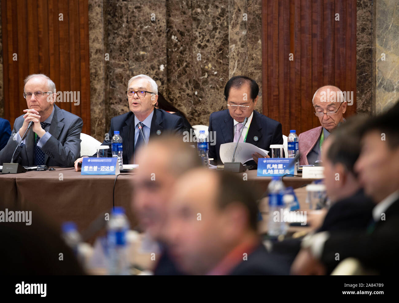 Shanghai, China. 6 Nov, 2019. Rexhep Meidani (2 l), ehemaliger Präsident von Albanien, spricht auf ein Seminar zum Thema "China und der historische Prozess der wirtschaftlichen Globalisierung" während der zweiten Hongqiao International Economic Forum auf Chinas 70 Jahre Entwicklung und den Aufbau einer Gemeinschaft mit einer gemeinsamen Zukunft für die Menschheit in Shanghai, China, November 6, 2019 statt. Credit: Purbu Zhaxi/Xinhua/Alamy leben Nachrichten Stockfoto