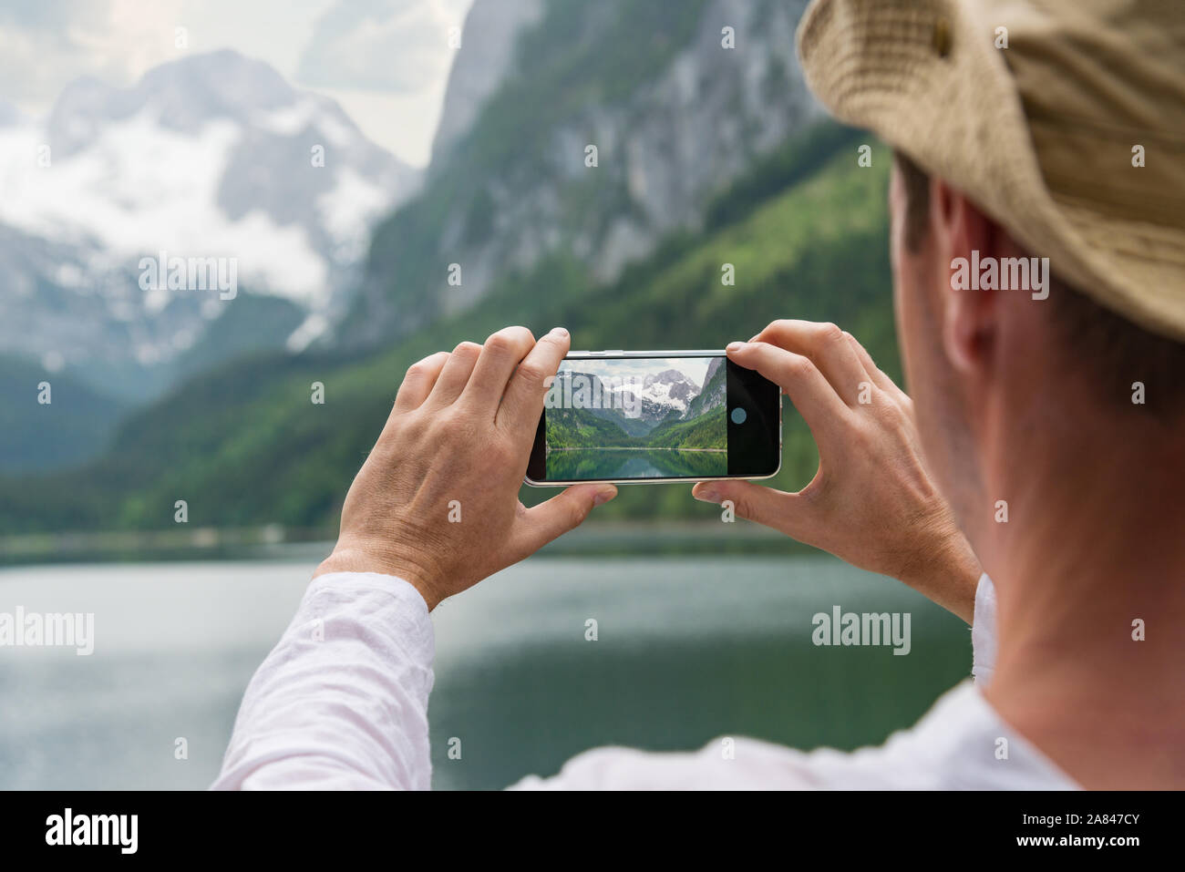 Reisende nehmen Bild der schönen Alpenhörnern statt See Stockfoto