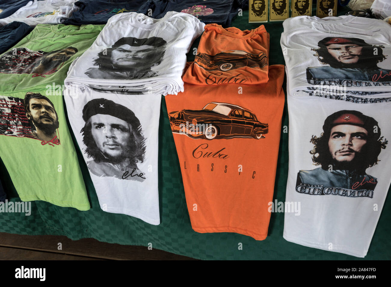 Kubanische T Shirts von Che Guevara auf Verkauf zu einem touristischen souvenir Stall in Kuba. Stockfoto