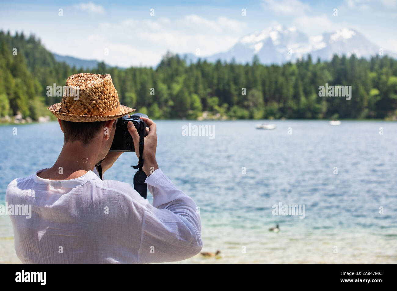 Mann unter Bild während der Fahrt in den Alpen Stockfoto