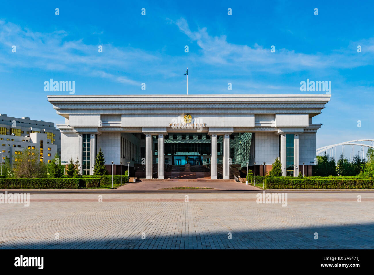 Nur-Sultan Astana hohes Gericht der Republik Kasachstan Gebäude frontale Ansicht auf einem sonnigen blauen Himmel Tag Stockfoto