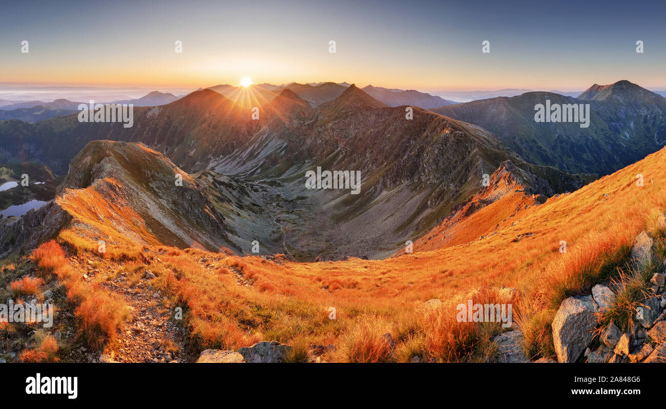 Schönen bunten Sonnenuntergang über Berglandschaft Panorama, Rohace - Slowakei Tatra Stockfoto