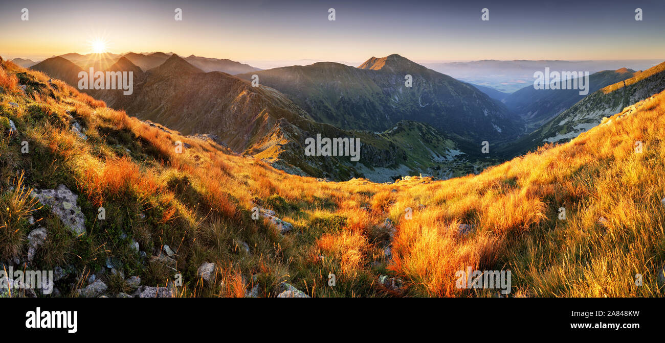 Bunte sunrise Berglandschaft Panorama, Slowakei Stockfoto