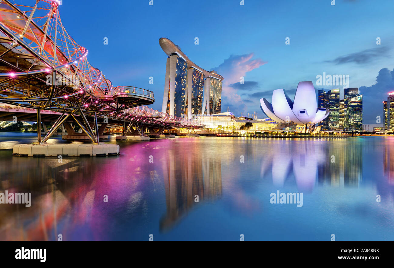 Singapur Skyline Sonnenuntergang bei Business District, Marina Bay Stockfoto