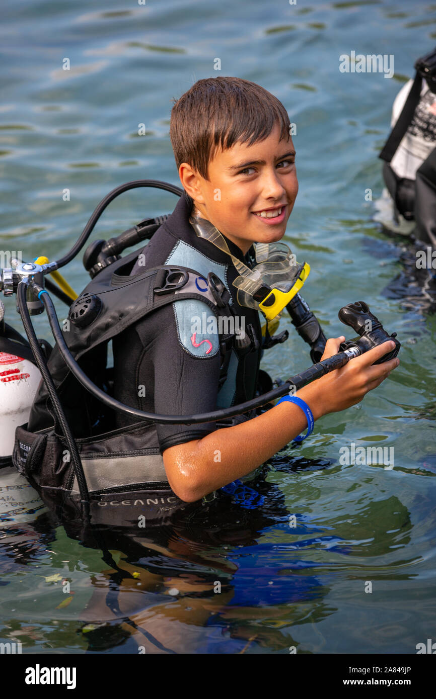 Ein Junge tragen volle Tauchen Outfit im Wasser. Stockfoto