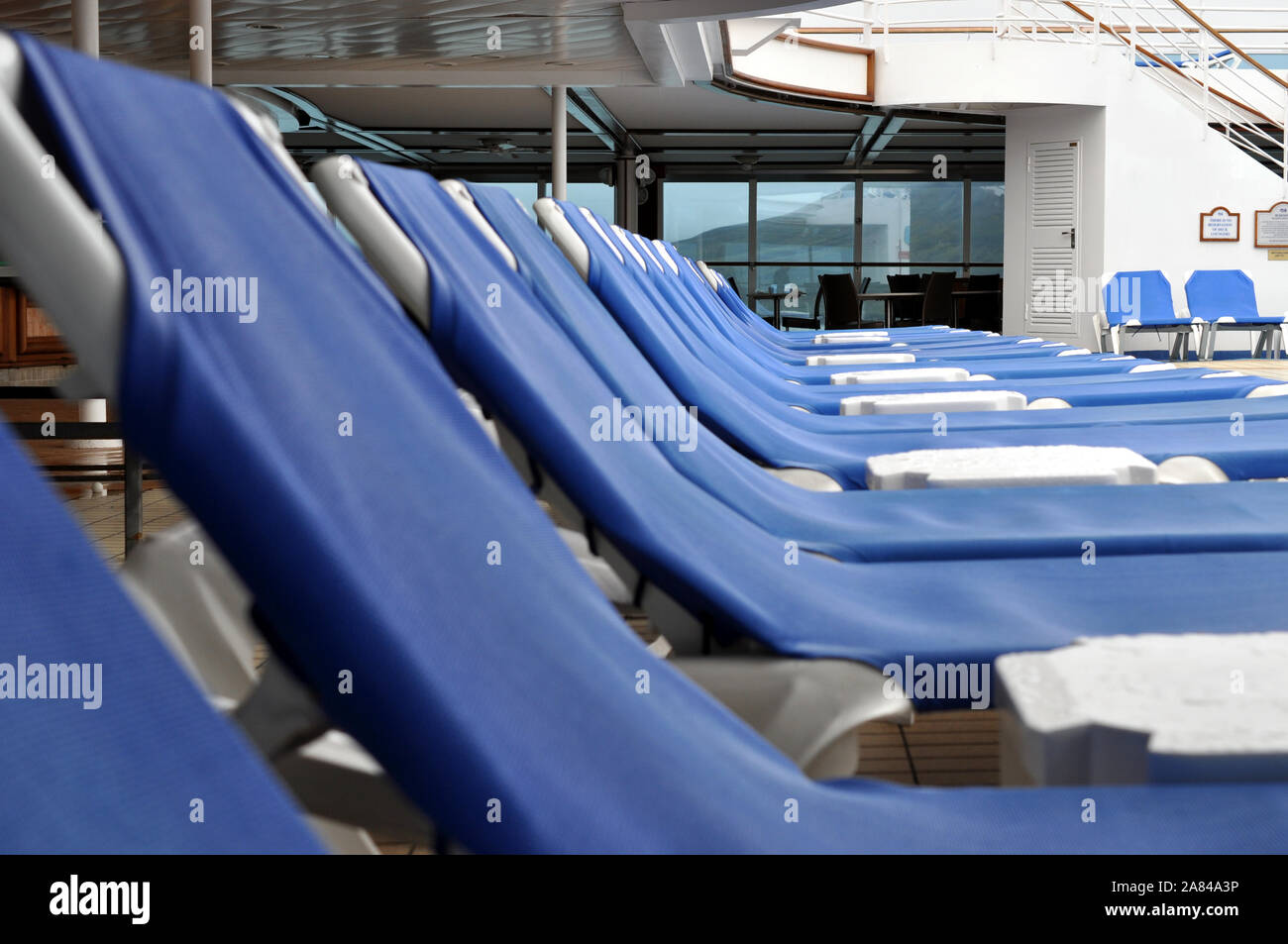 Liegestühle aufgereiht auf dem Deck des Crown Princess Kreuzfahrtschiff Stockfoto