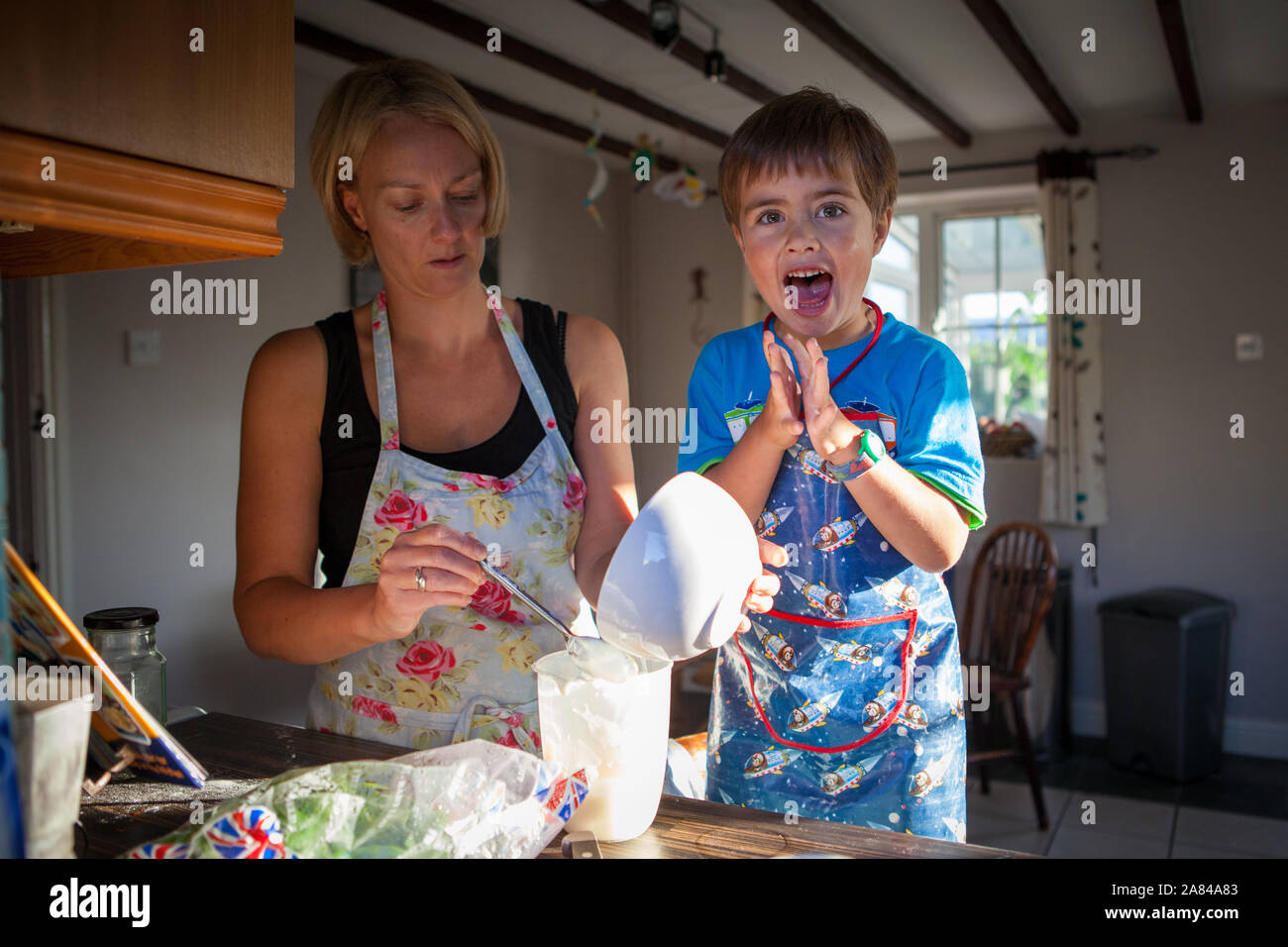 Eine Mutter und ihr Sohn backen zu Hause in der Küche. Stockfoto
