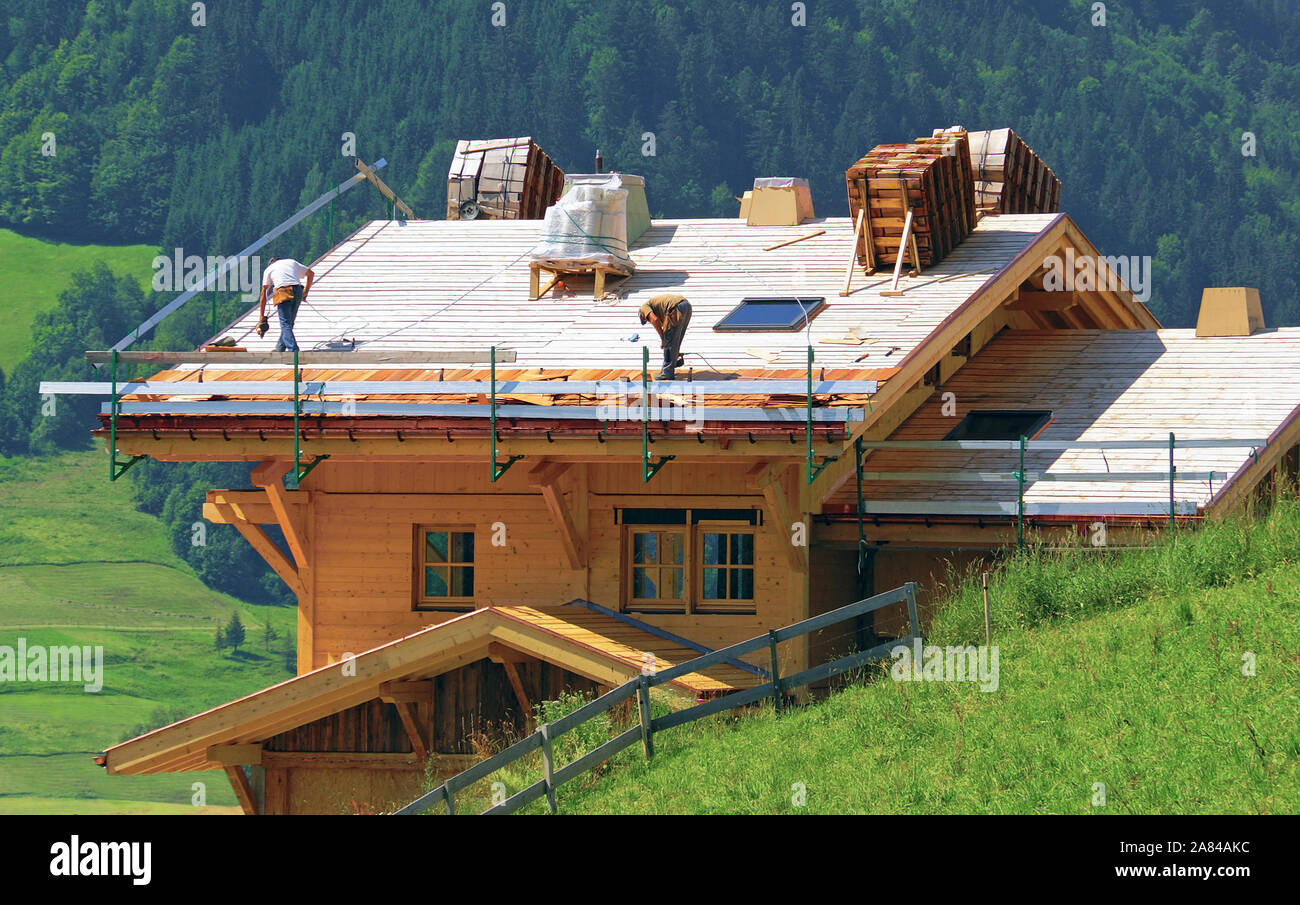 Konstruktion des Daches eines hölzernen Berghütte. Stockfoto