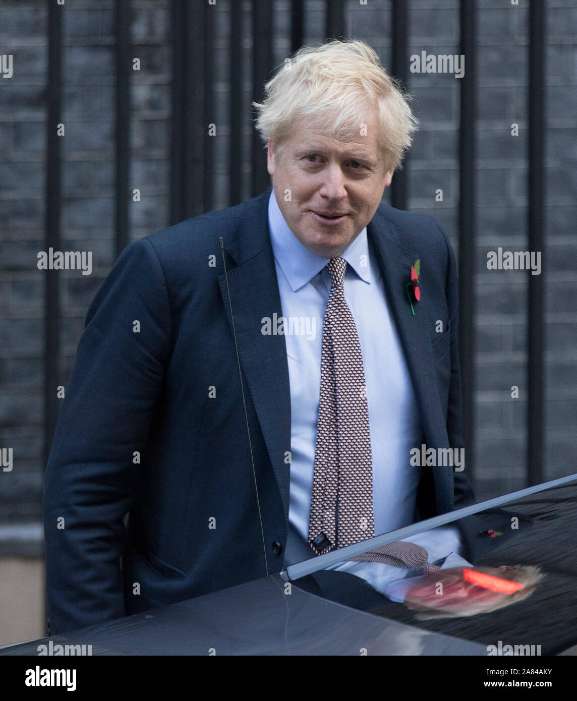 Premierminister Boris Johnson Blätter Downing Street, wie er zum Buckingham Palace Köpfe für ein Publikum mit Königin Elizabeth II. vor dem offiziellen Beginn der allgemeinen Wahl. Stockfoto