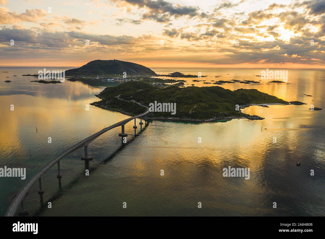 Die Brücke von der norwegischen Festland auf die Insel Sommarøya Stockfoto