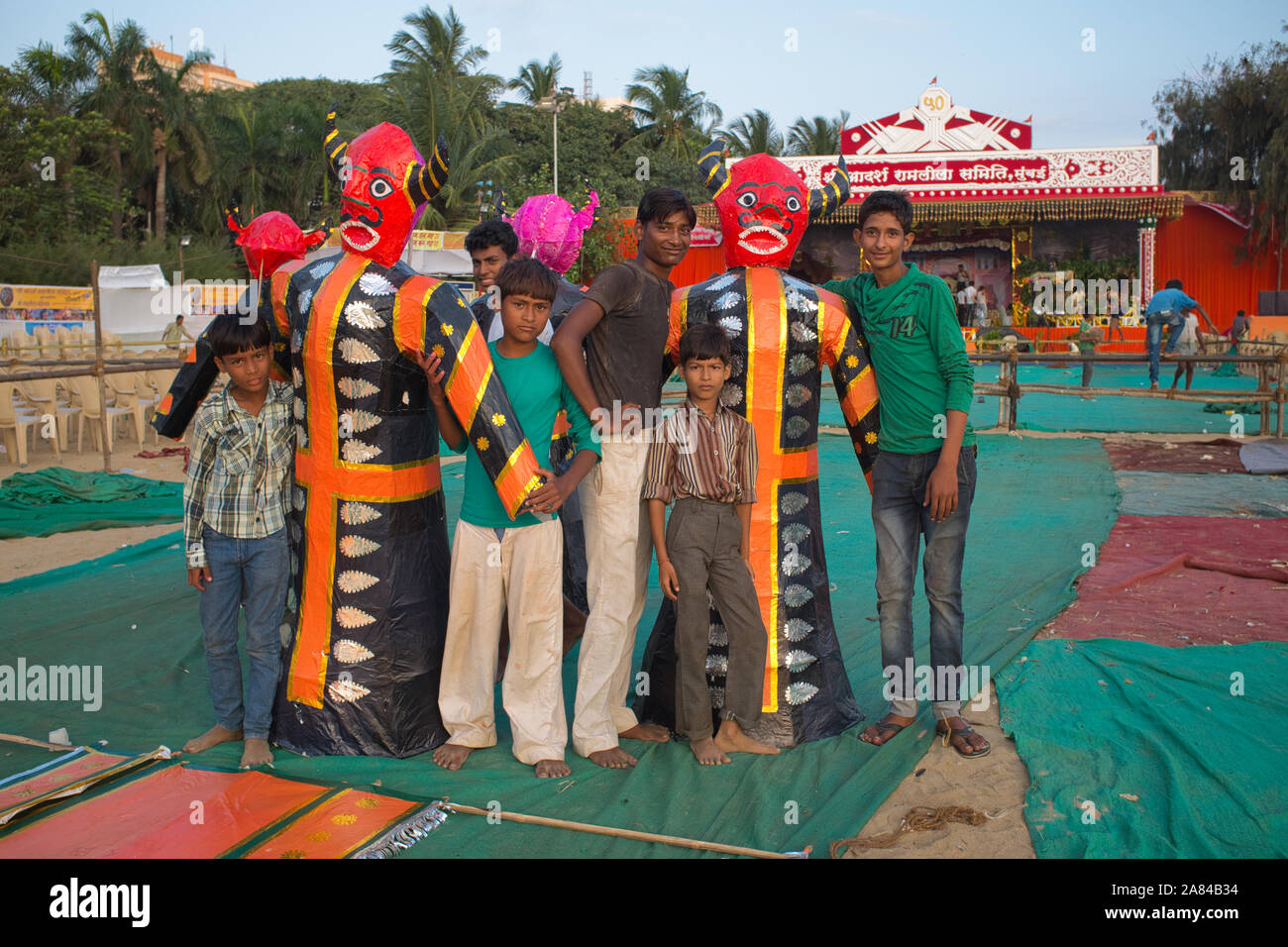 Mumbai jungen darstellen zwischen Daemon - wie Zahlen für Navaratri (Hindu) Festival und Ram Leela Vorstellungen; bei Chowpatty Beach, Mumbai, Indien Stockfoto