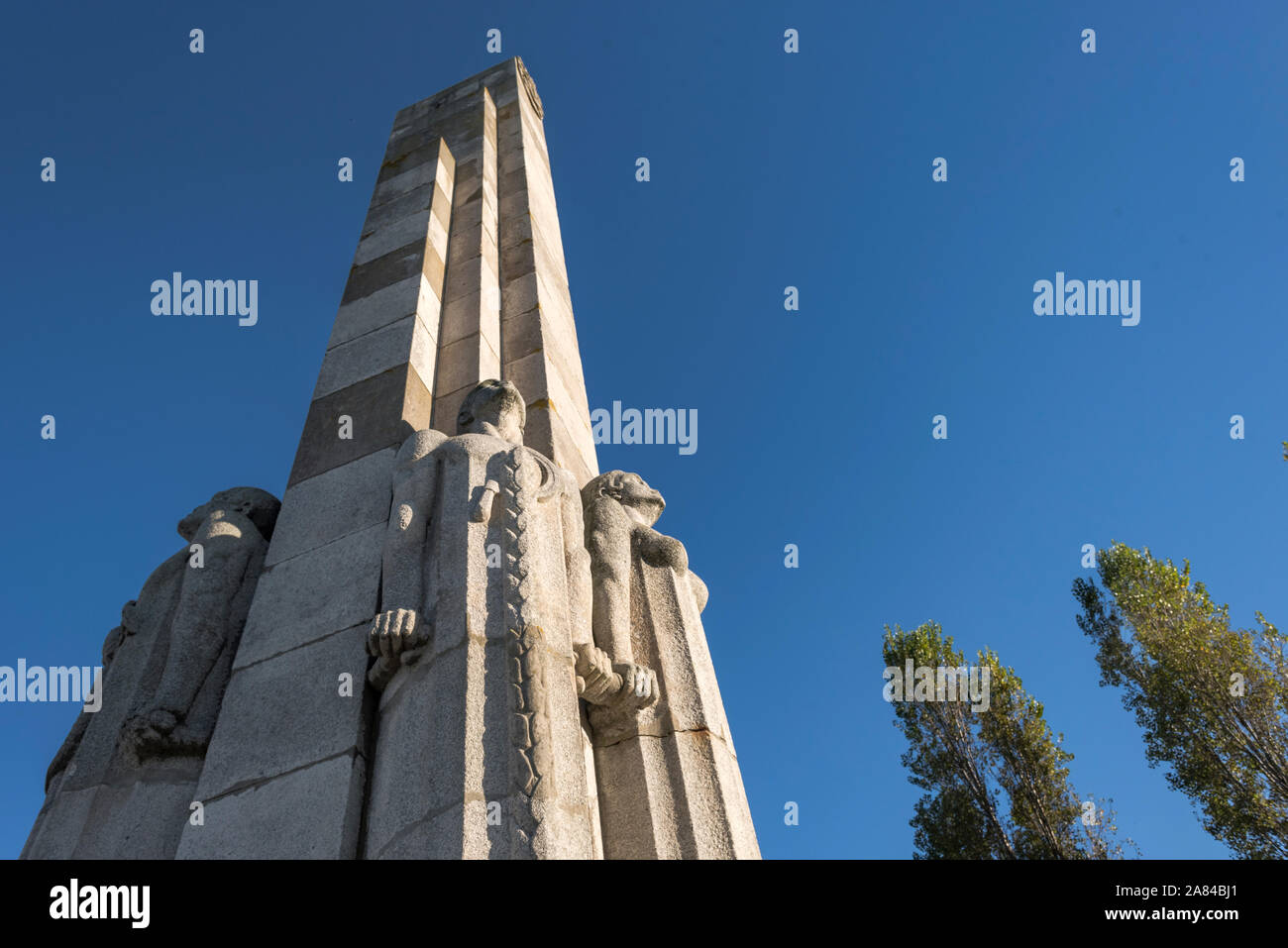 Alte Denkmal in der Mitte des Platzes Stockfoto