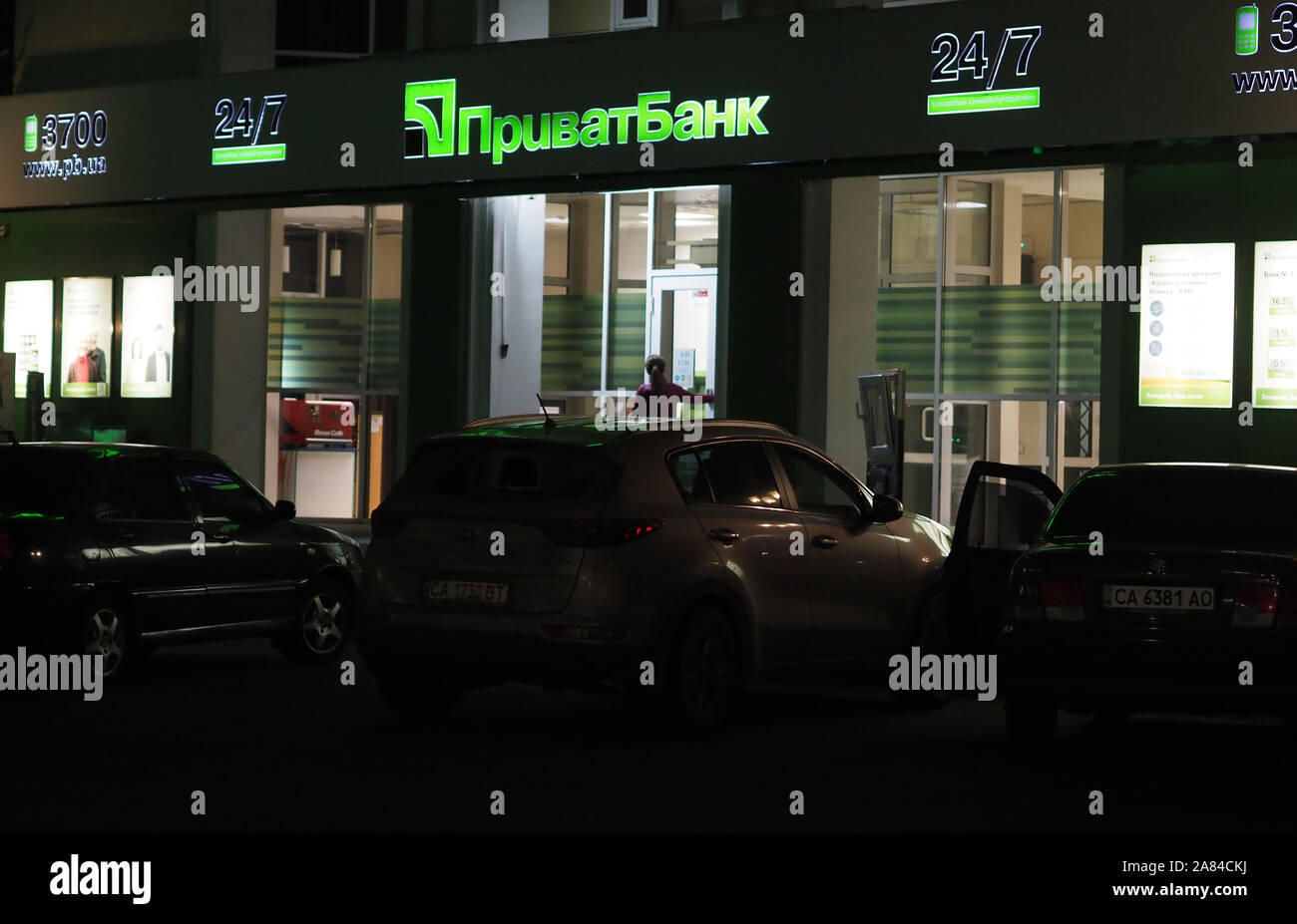 Cherkasy, Ukraine, 6. November 2019, illustrative Editorial. PrivatBank Filiale in der Nacht. PrivatBank ist die größte Bank in der Ukraine Stockfoto