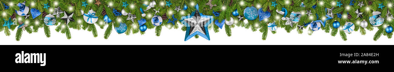 Weihnachtsgirlande Super Wide Panorama Banner mit Tannenzweigen Blau Türkis und Silber Sterne leuchten und christbaumkugeln Weihnachten russtic traditionelle Natu Stockfoto