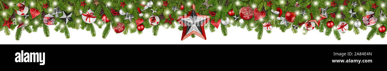 Weihnachtsgirlande Super Wide Panorama Banner mit Tannenzweigen rot silber Sterne leuchten und christbaumkugeln Weihnachten russtic traditionellen natürlichen Baum Dekoration ist Stockfoto