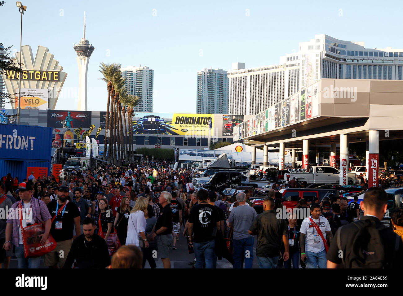 Las Vegas, USA. 05 Nov, 2019. Eine Ansicht der Teilnehmer Roaming außerhalb der Messehallen während der 2019 SEMA Show, im Las Vegas Convention Center in Las Vegas, Nevada, am Dienstag, 5. November 2019. Foto von James Atoa/UPI Quelle: UPI/Alamy leben Nachrichten Stockfoto