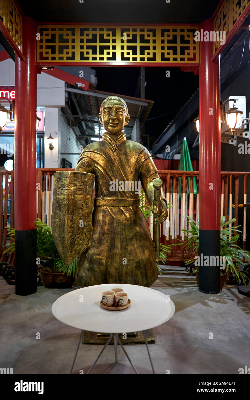 Chinesische Bronze Statue einer antiken Krieger am Eingang zu einem Chinesischen Restaurant. Thailand Südostasien Stockfoto