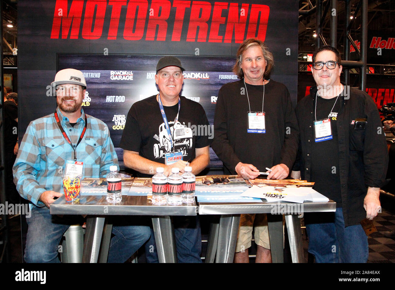 Las Vegas, USA. 05 Nov, 2019. Reality-TV-Stars Autogramme Mike Finnegan, David Freiburger, Steve Dulcich und Steve Magnante "Roadkill Garage' Zeichen während der 2019 SEMA Show, im Las Vegas Convention Center in Las Vegas, Nevada, am Dienstag, 5. November 2019. Foto von James Atoa/UPI Quelle: UPI/Alamy leben Nachrichten Stockfoto
