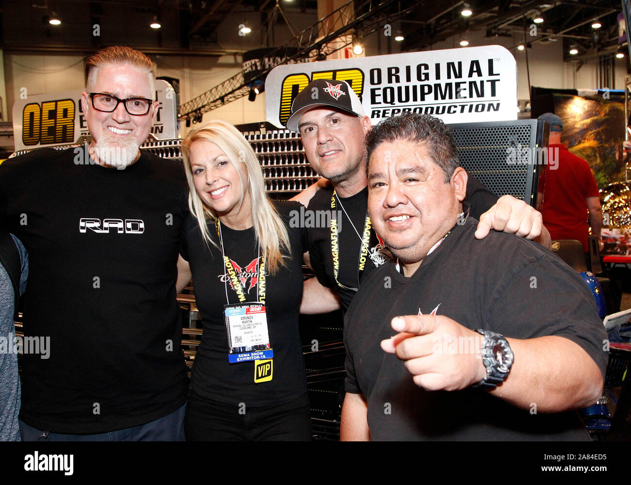 Las Vegas, USA. 05 Nov, 2019. (L - R) Reality-TV-Stars Jayson'S Hag' Arrington, Amanda Martin, Joe Martin und Javier Ponce horty'S' der 'Eisernen Auferstehung' Fans während der 2019 SEMA Show treffen, im Las Vegas Convention Center in Las Vegas, Nevada, am Dienstag, 5. November 2019. Foto von James Atoa/UPI Quelle: UPI/Alamy leben Nachrichten Stockfoto