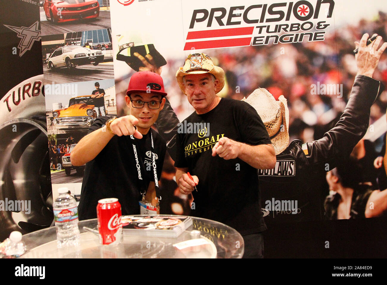 Las Vegas, USA. 05 Nov, 2019. Reality-TV-Stars Jeff 'Azn "Motorhaube und Sean "Farmtruck" Whitley der 'Street Outlaws' Autogramme für die Fans während der 2019 SEMA Show, im Las Vegas Convention Center in Las Vegas, Nevada, am Dienstag, 5. November 2019. Foto von James Atoa/UPI Quelle: UPI/Alamy leben Nachrichten Stockfoto