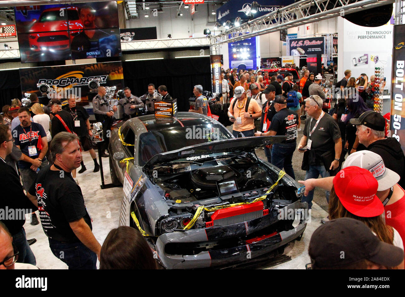 Las Vegas, USA. 05 Nov, 2019. Teilnehmer anzeigen eine vor kurzem beschädigt Custom 700 Pferdestärken 2019 Dodge Challenger 5.4 HEMI gebaut auf Anzeige während der 2019 SEMA Show, im Las Vegas Convention Center in Las Vegas, Nevada, am Dienstag, 5. November 2019. Das Auto, das von einem Auto Dieb gestohlen wurde eine Woche zuvor und während eines Polizei jagen beschädigt, erhielt eine Menge Berichterstattung in den lokalen Medien in Las Vegas. Foto von James Atoa/UPI Quelle: UPI/Alamy leben Nachrichten Stockfoto