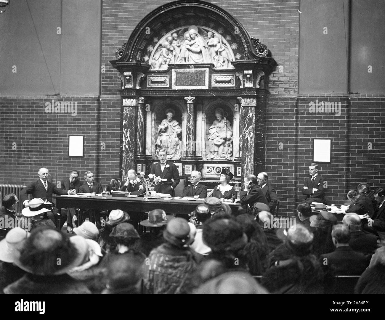 Edward, Prinz von Wales den Vorsitz bei der jährlichen Tagung der Gerichtshof der Governance in der Great Ormond Street Hospital. Auf der rechten Seite ist Lady Astor und Rt Hon Lord Justice Warrington. Stockfoto