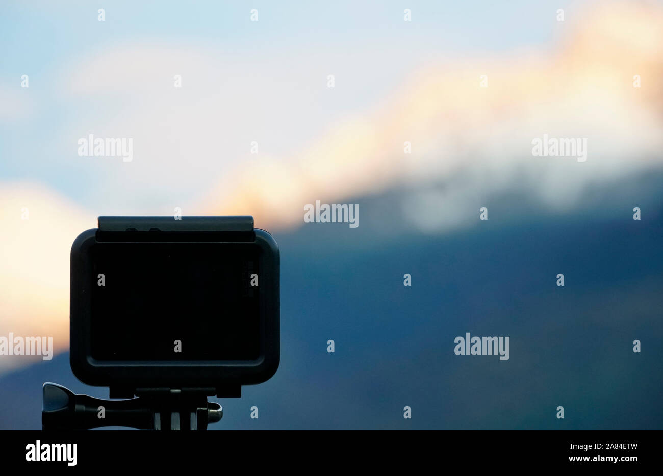 Action Kamera Konzept mit unscharfen Hügel im Hintergrund an einem sonnigen Morgen Stockfoto