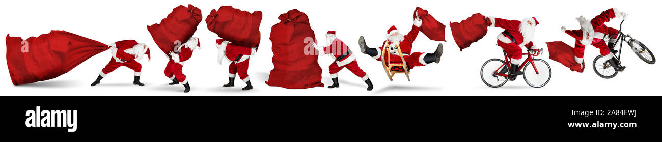 Gruppe von verrückten Roten traditionellen Santa Claus mit Tasche extrem lustig mit Schlitten Fahrrad springen und riesige riesige grosse Geschenk Tasche isoliert auf weißem Stockfoto