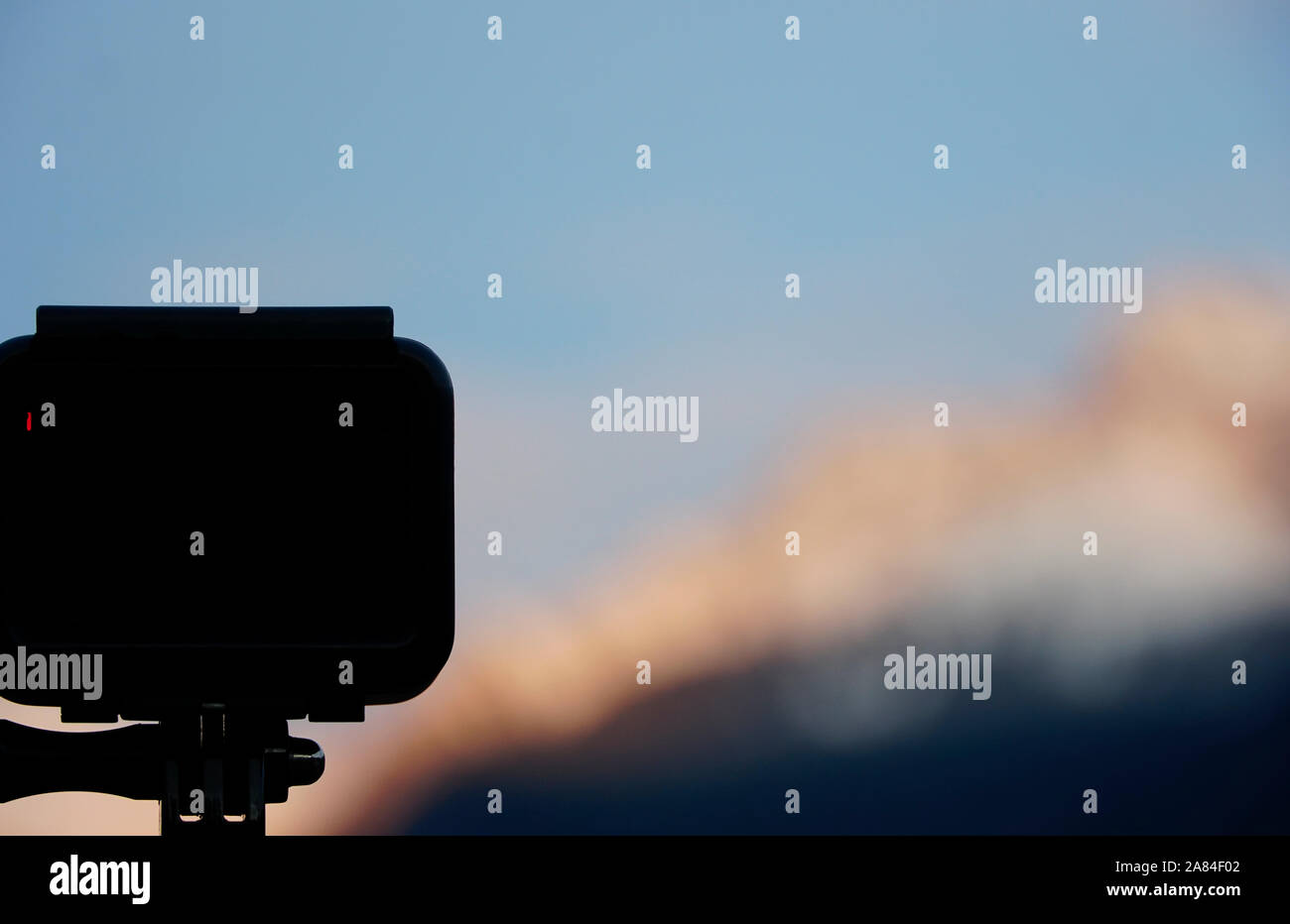 Action Kamera Konzept mit unscharfen Hügel im Hintergrund an einem sonnigen Morgen Stockfoto