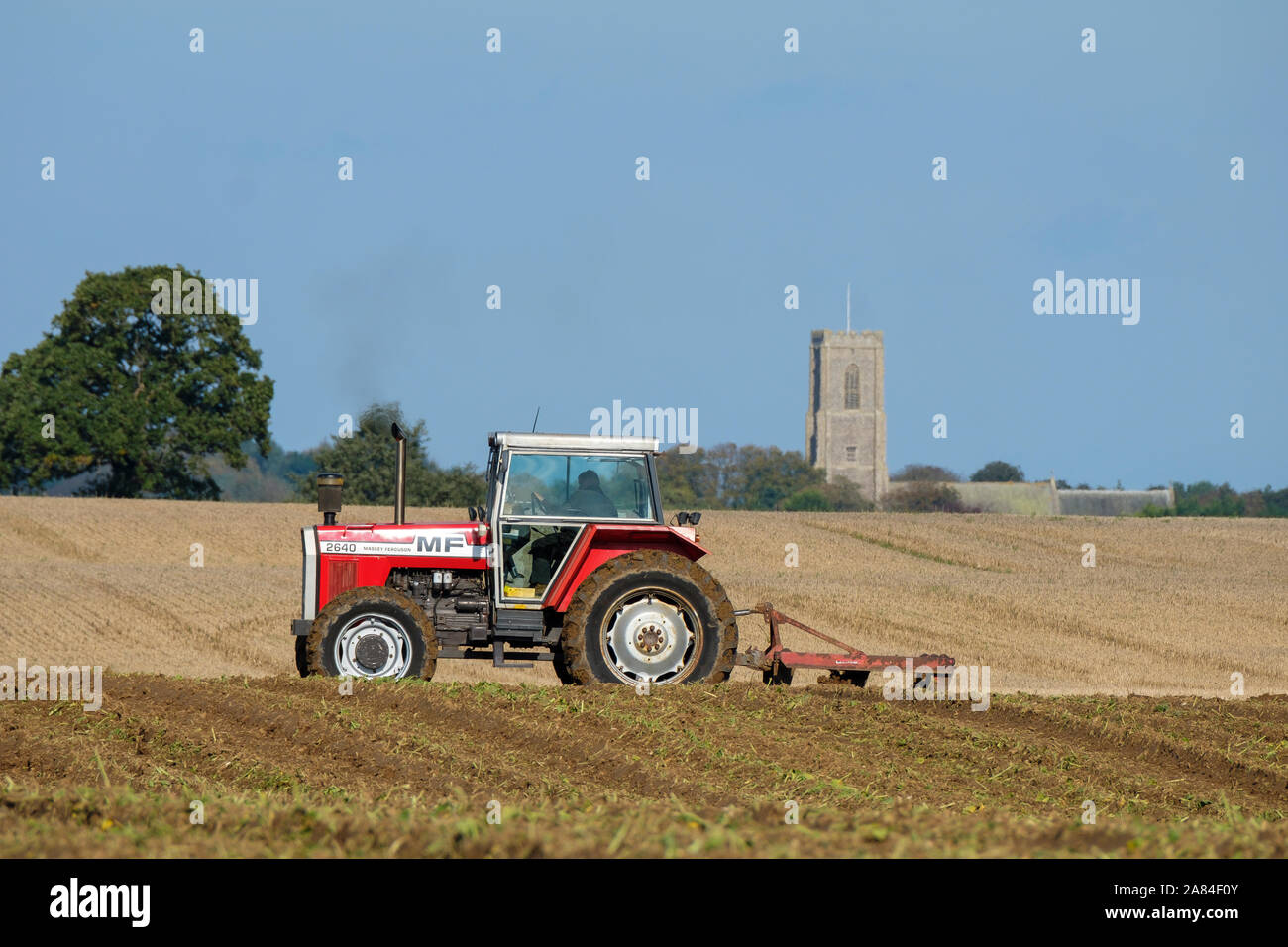 Traktor pflügen Land in einem typischen englischen Szene. Stockfoto