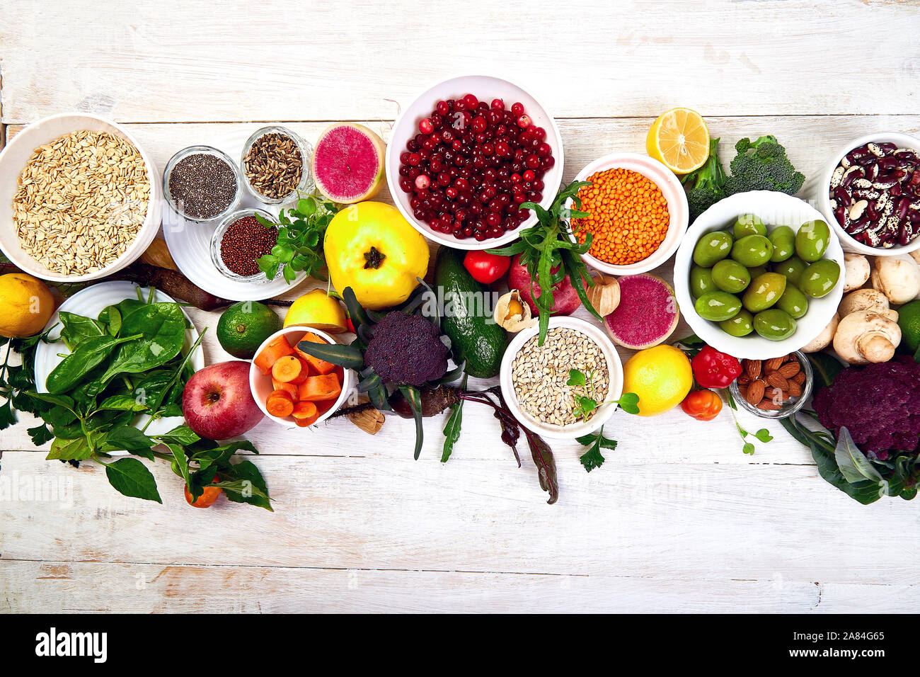 Ausgewogene Nahrung Hintergrund, biologische Lebensmittel für eine gesunde Ernährung auf weißem Holz- Hintergrund. Ansicht von oben, flach, kopieren. Stockfoto