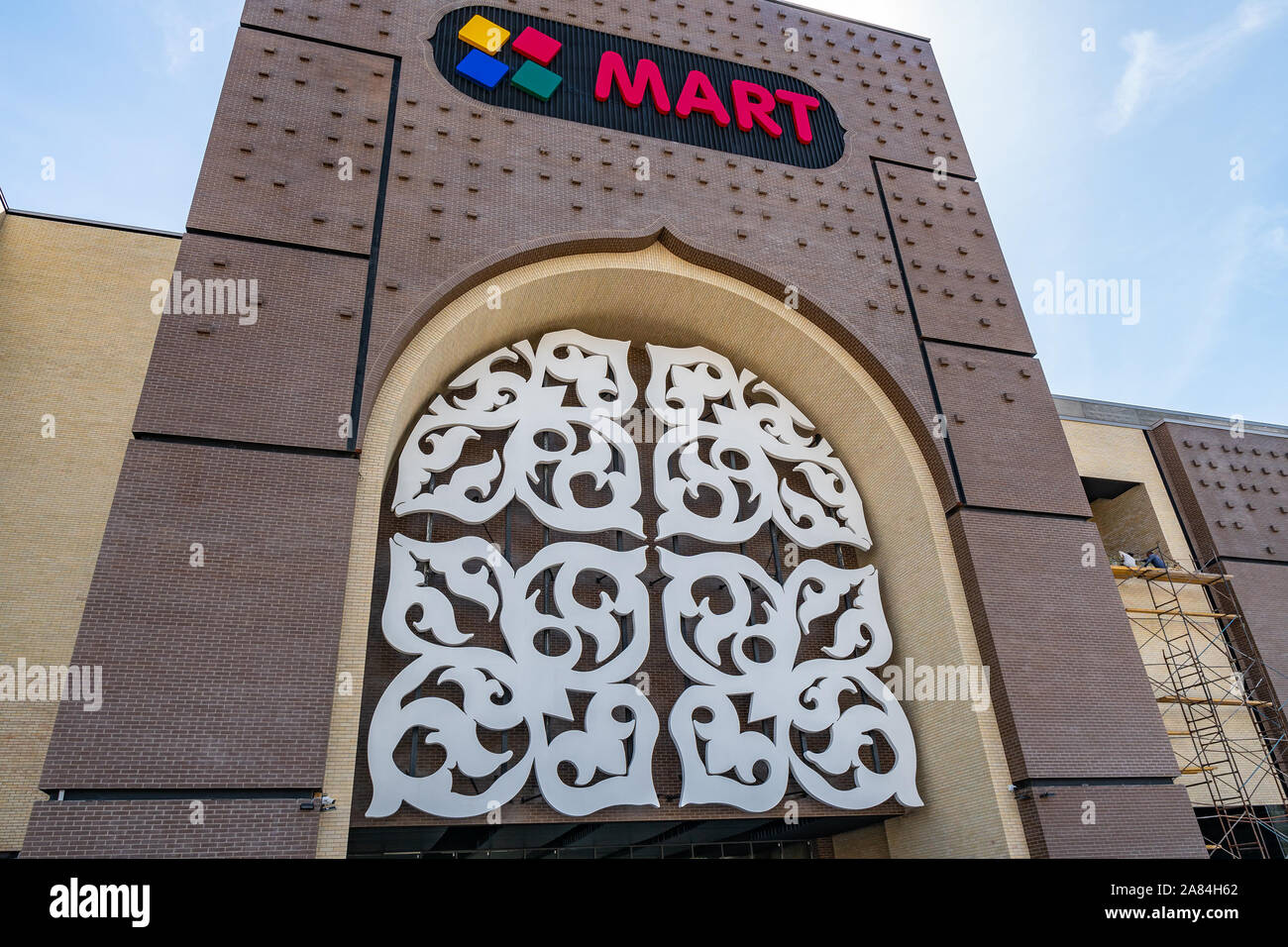 Taraz Mart Einkaufszentrum Magnum Supermarkt Werbung auf der Fassade des Gebäudes an einem sonnigen blauen Himmel Tag Stockfoto