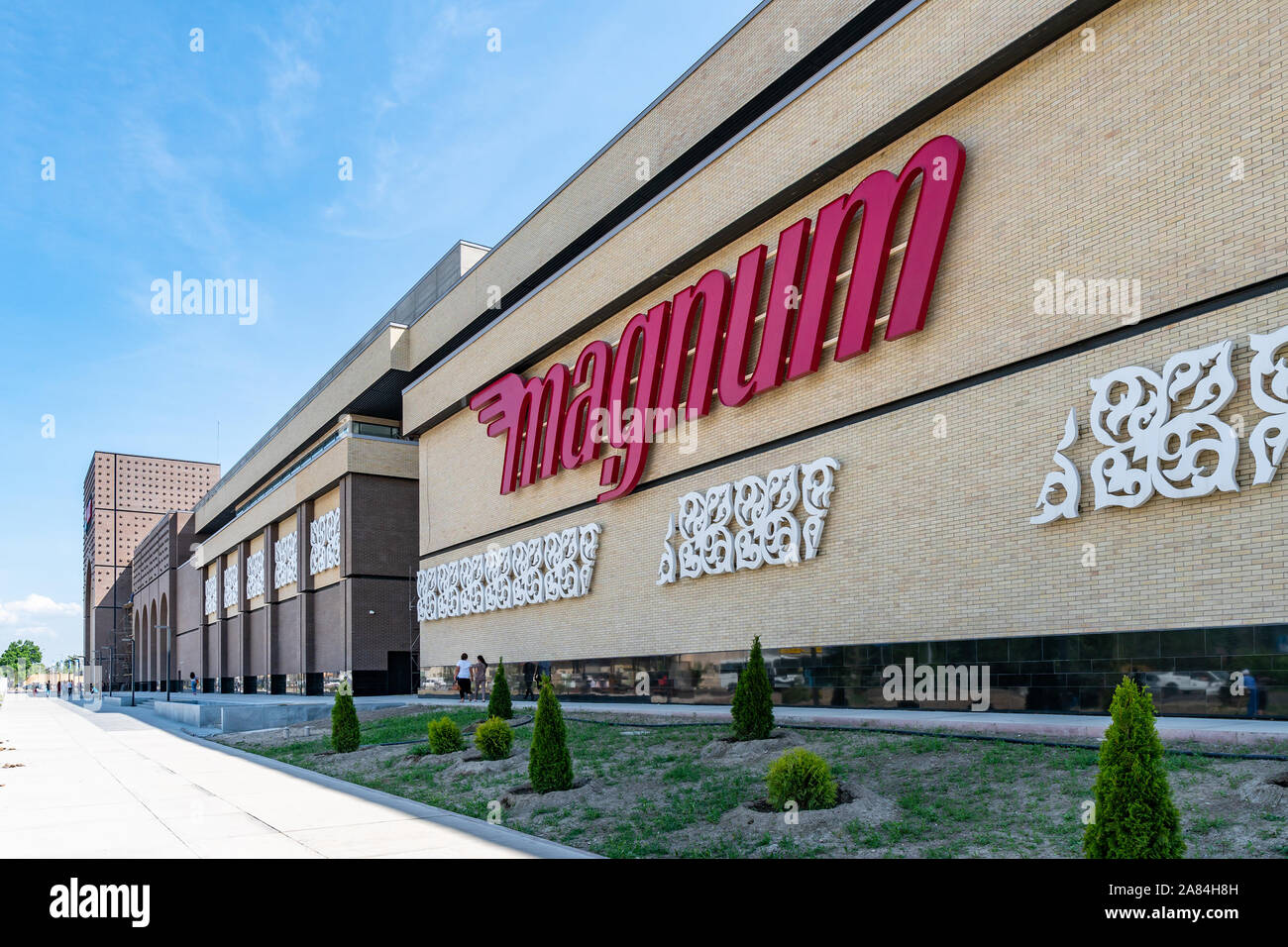 Taraz Mart Einkaufszentrum Magnum Supermarkt Werbung auf der Fassade des Gebäudes an einem sonnigen blauen Himmel Tag Stockfoto