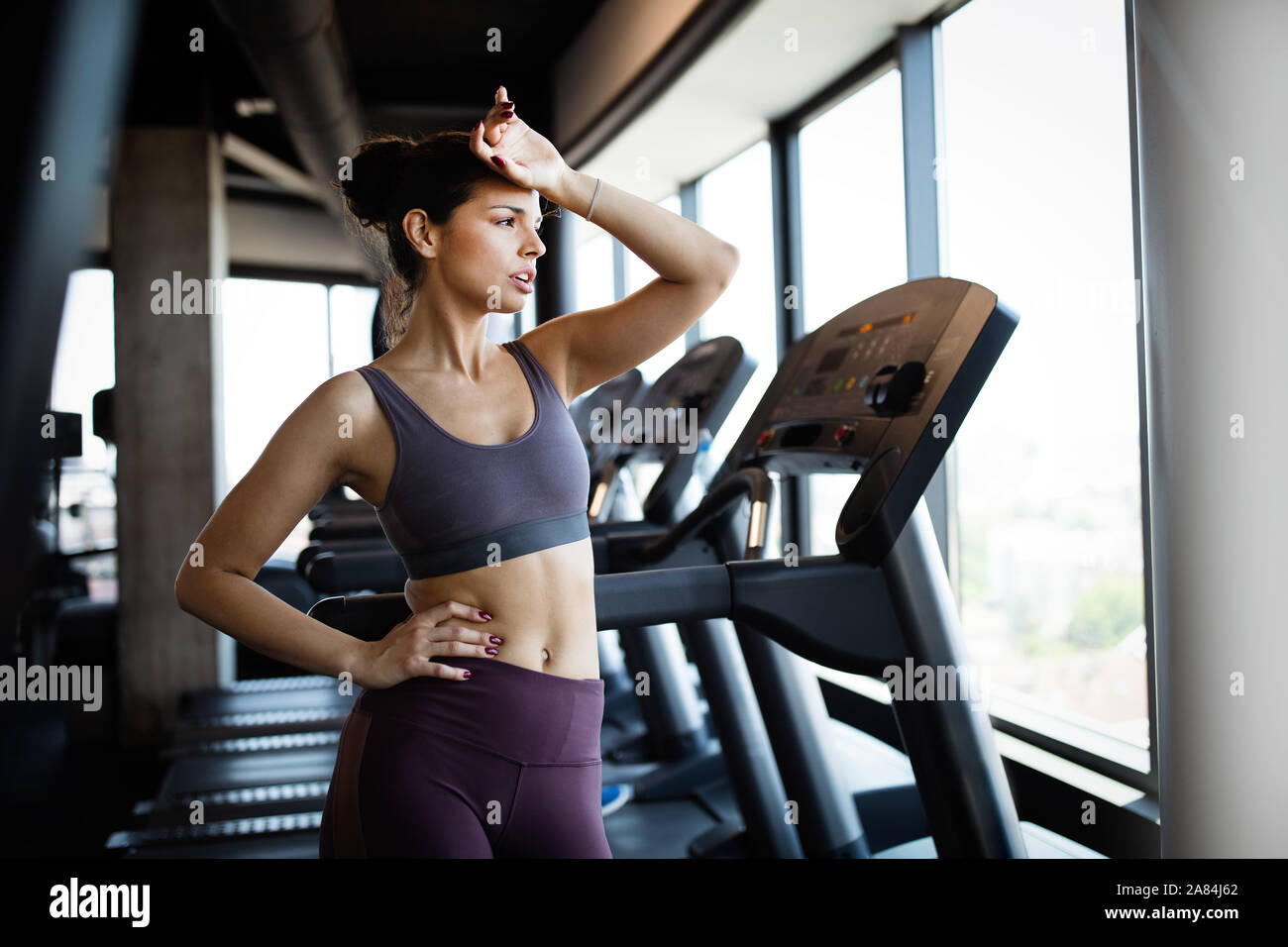 Portrait von sportlichen Frau müde nach dem Training im Fitnessraum Stockfoto
