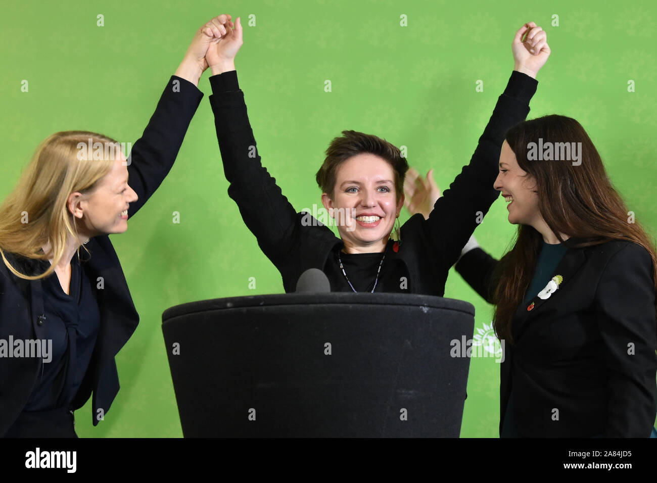 Grüne Partei Co-Leader Sian Berry (links), stellvertretender Vorsitzender und Kandidat für Newport West Amelia Womack (rechts), und Bristol West Kandidaten Carla Denyer (Mitte) mit der Einführung der allgemeinen Wahlaufruf der Partei in Bristol. Stockfoto