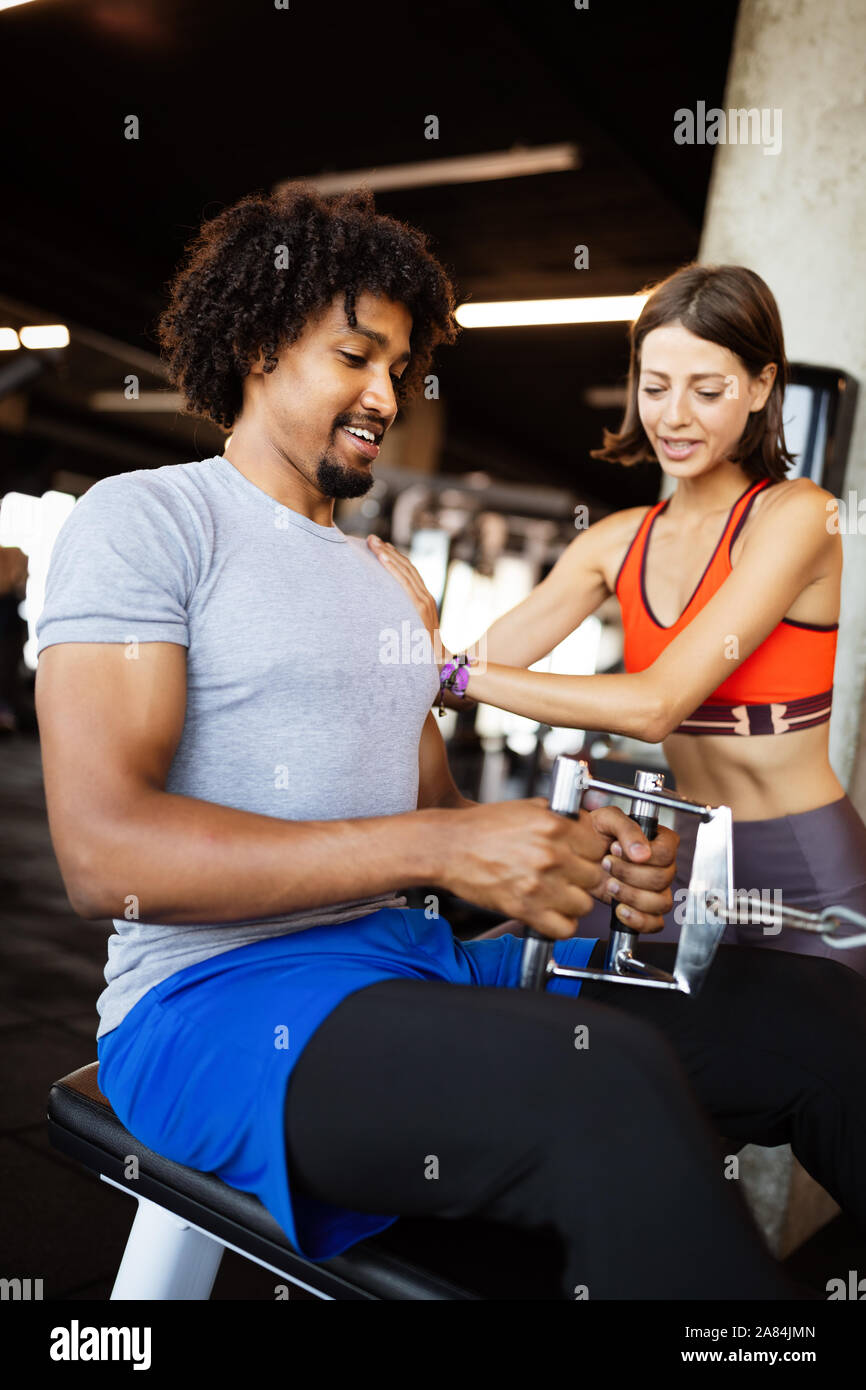 Fitness Instructor Training mit Client an der Turnhalle. Stockfoto