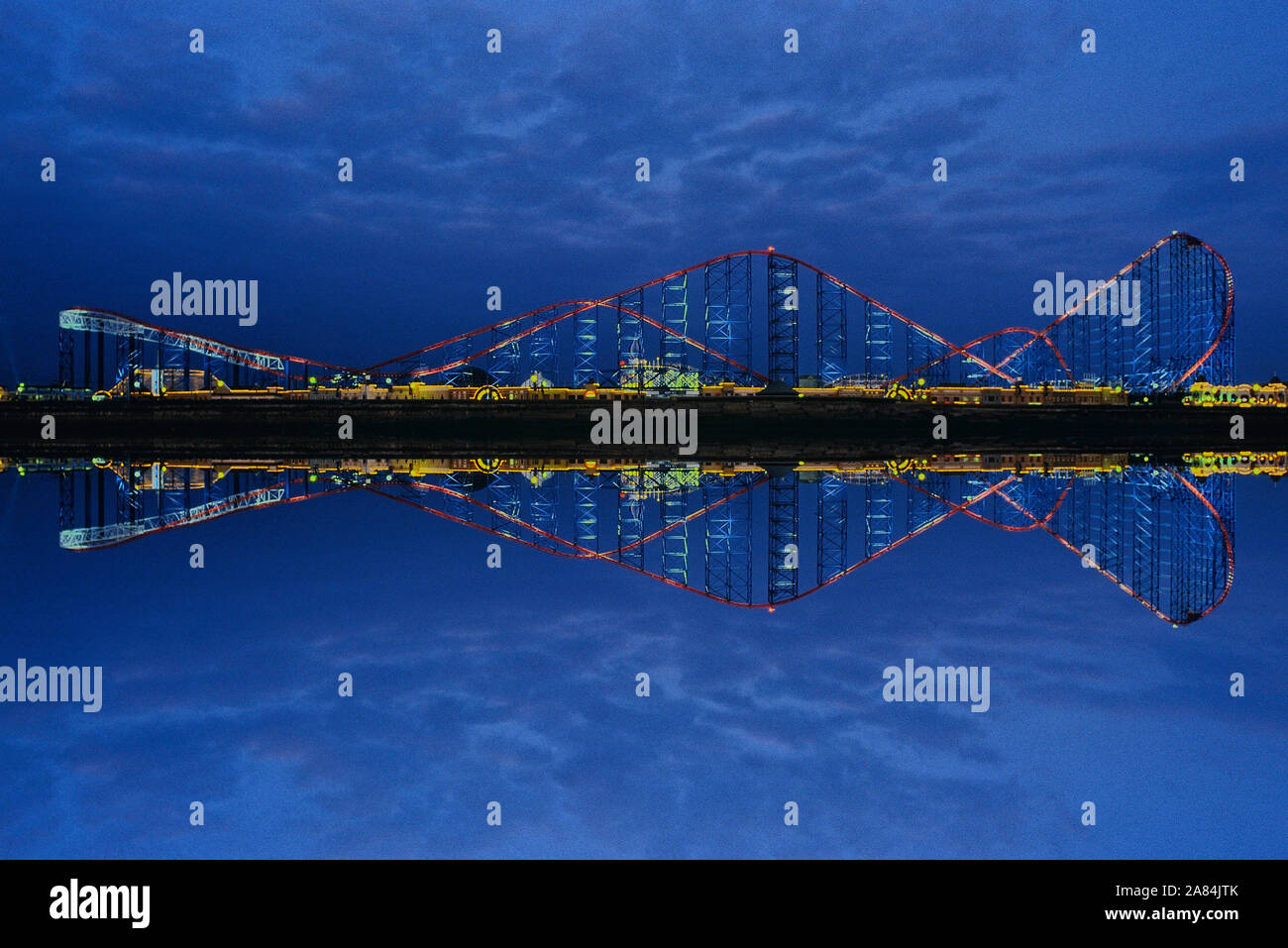 Die große Achterbahn in der Nacht. Blackpool Pleasure Beach. Blackpool. Lancashire. Großbritannien Stockfoto