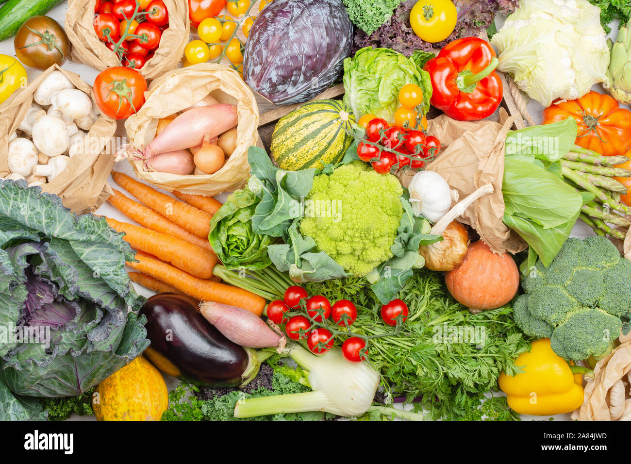 Null Abfall Kunststoff free shopping Konzept. Sortiment von bunten Gemüse, Kohl Tomaten Zwiebeln Pilze squash Paprika Knoblauch. Gesund Hintergrund, Ansicht von oben, selektiver Fokus Stockfoto