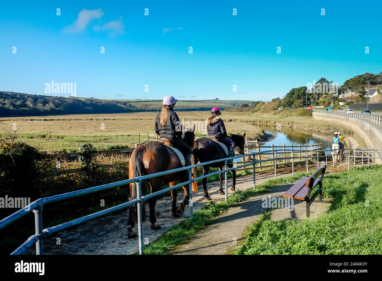 Ponyreiten bei Ebbe auf dem gannel Mündung in Newquay in Cornwall. Stockfoto